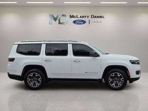 Used 2023 Jeep Wagoneer Series III w/ Preferred Equipment Group AWD/4WD image 6