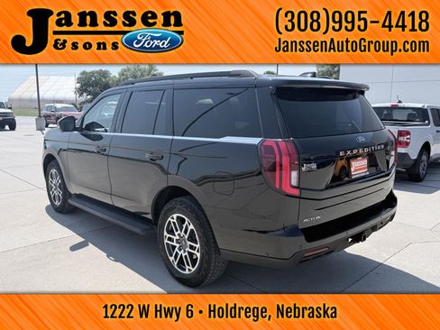 Used 2025 Ford Expedition Active AWD/4WD image 8