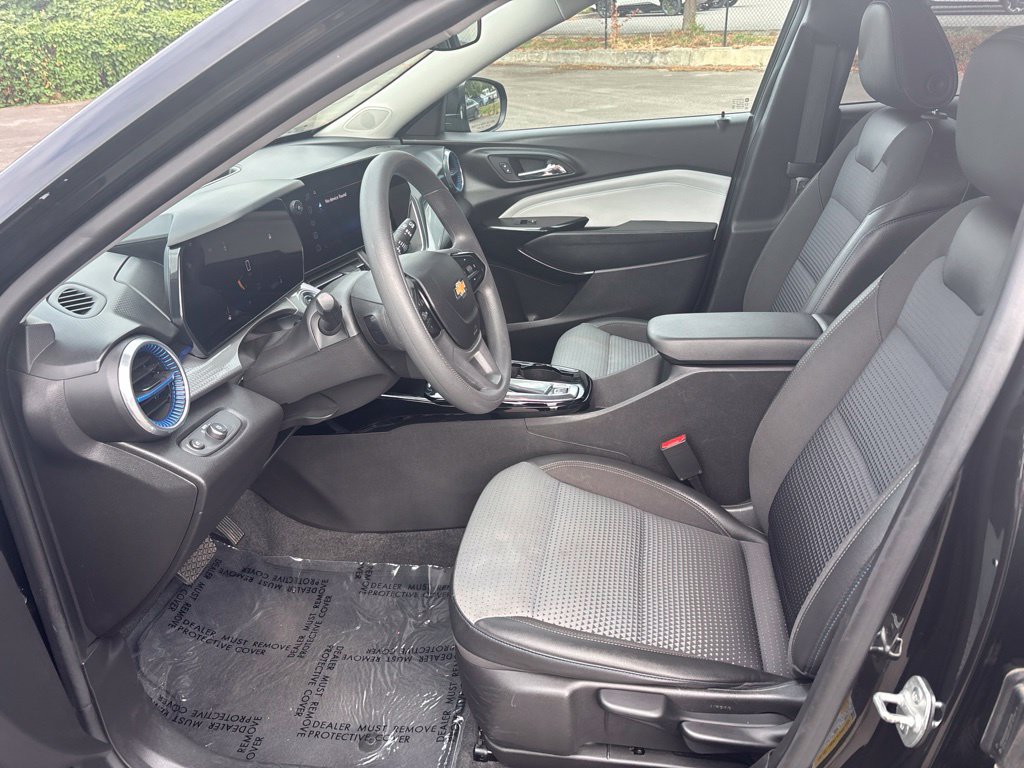 Used 2025 Chevrolet Trax LT FWD image 8