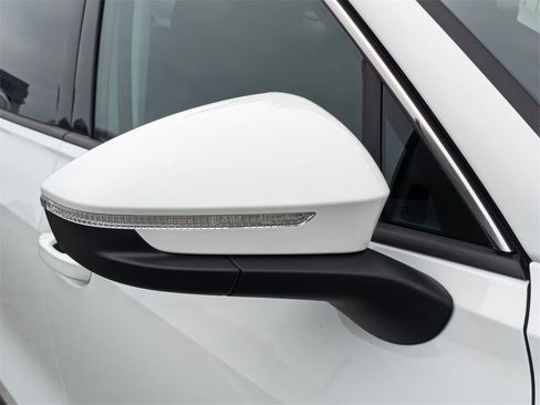 New 2025 Volkswagen Tiguan SE image 12