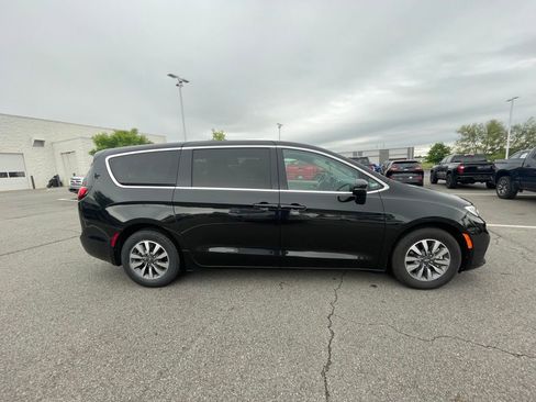 Used 2023 Chrysler Pacifica Touring-L FWD image 8