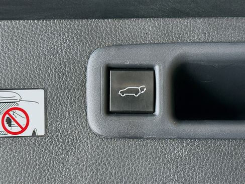 Used 2025 Toyota Highlander LE AWD/4WD image 30