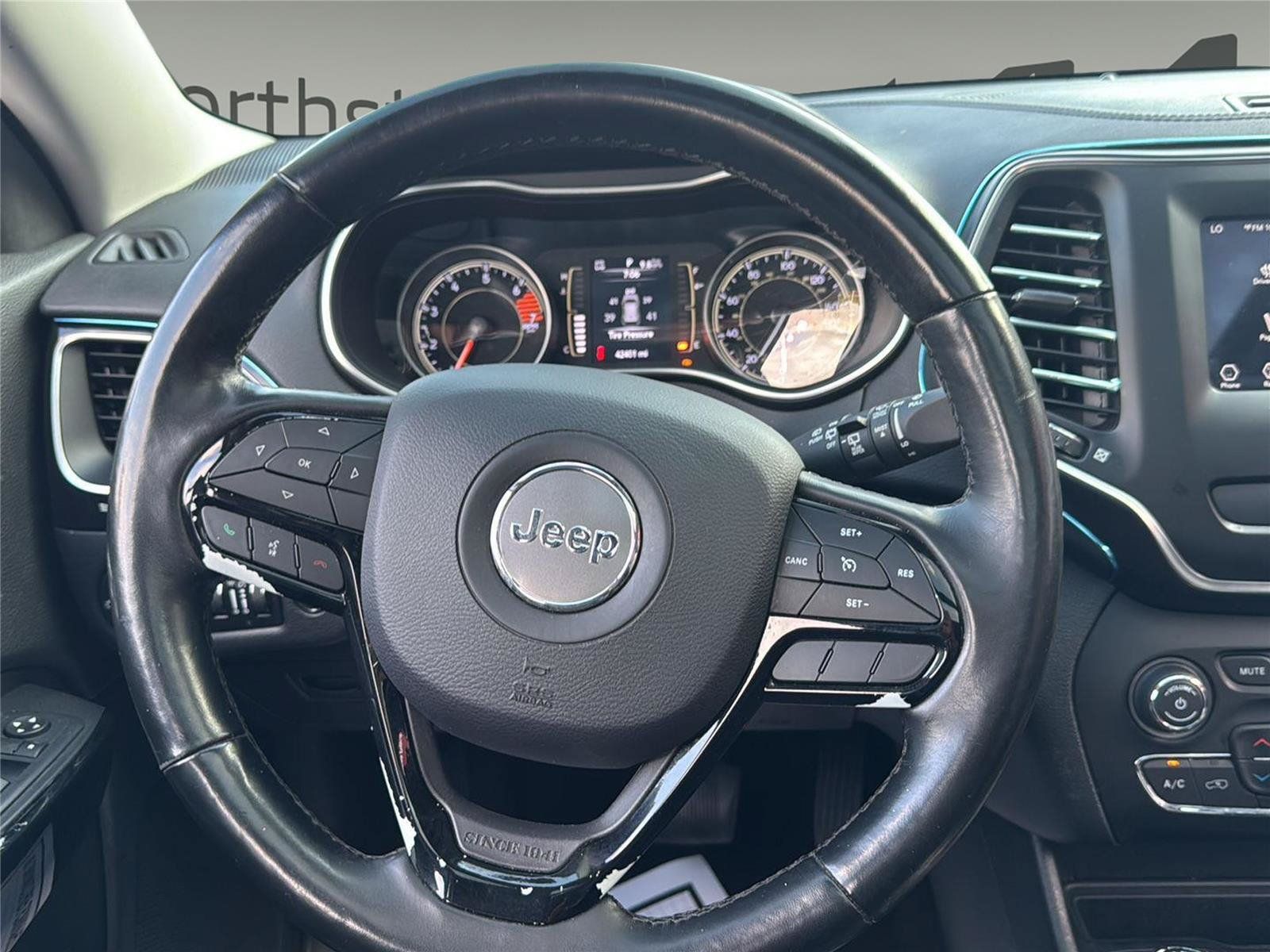 Used 2020 Jeep Cherokee Latitude Plus AWD/4WD image 23