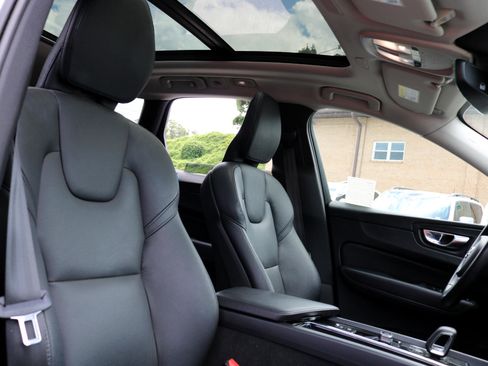 Used 2022 Volvo XC60 B5 Momentum image 28