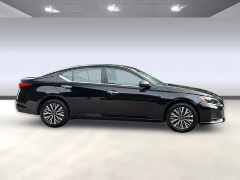Used 2024 Nissan Altima 2.5 SV AWD/4WD image 8
