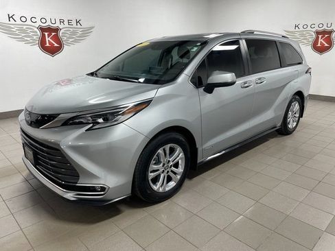 Used 2021 Toyota Sienna Platinum AWD/4WD image 3
