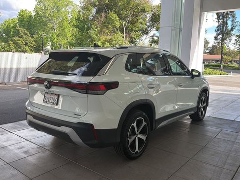 Certified 2025 Volkswagen Tiguan SE w/ Panoramic Sunroof Package image 5