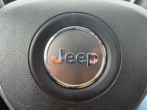 Used 2018 Jeep Grand Cherokee Altitude image 21