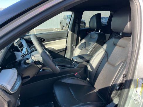 Used 2025 Jeep Compass Limited image 36