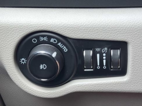 Used 2023 Chrysler Pacifica Touring-L FWD image 33