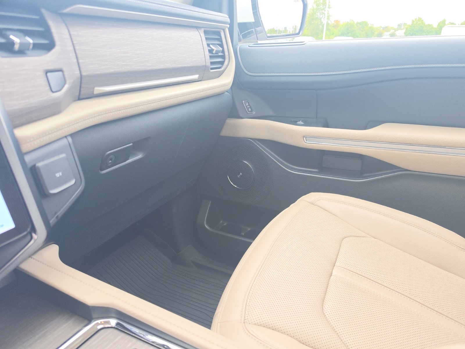 Used 2023 Ford Expedition Limited AWD/4WD image 31