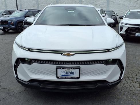New 2026 Chevrolet Equinox EV LT image 2