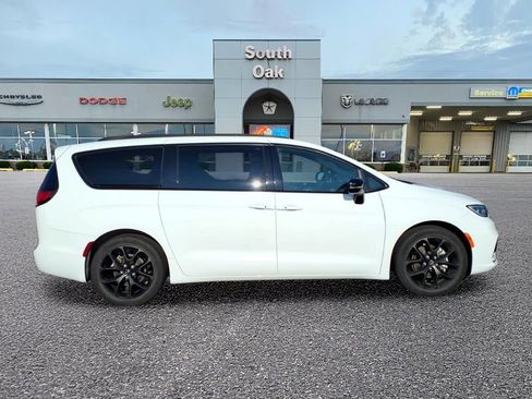 Certified 2025 Chrysler Pacifica Limited FWD image 2