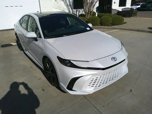 Used 2025 Toyota Camry XSE image 2