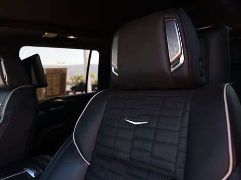 Used 2023 Cadillac Escalade ESV Sport Platinum w/ Heavy-Duty Trailer Package AWD/4WD image 23