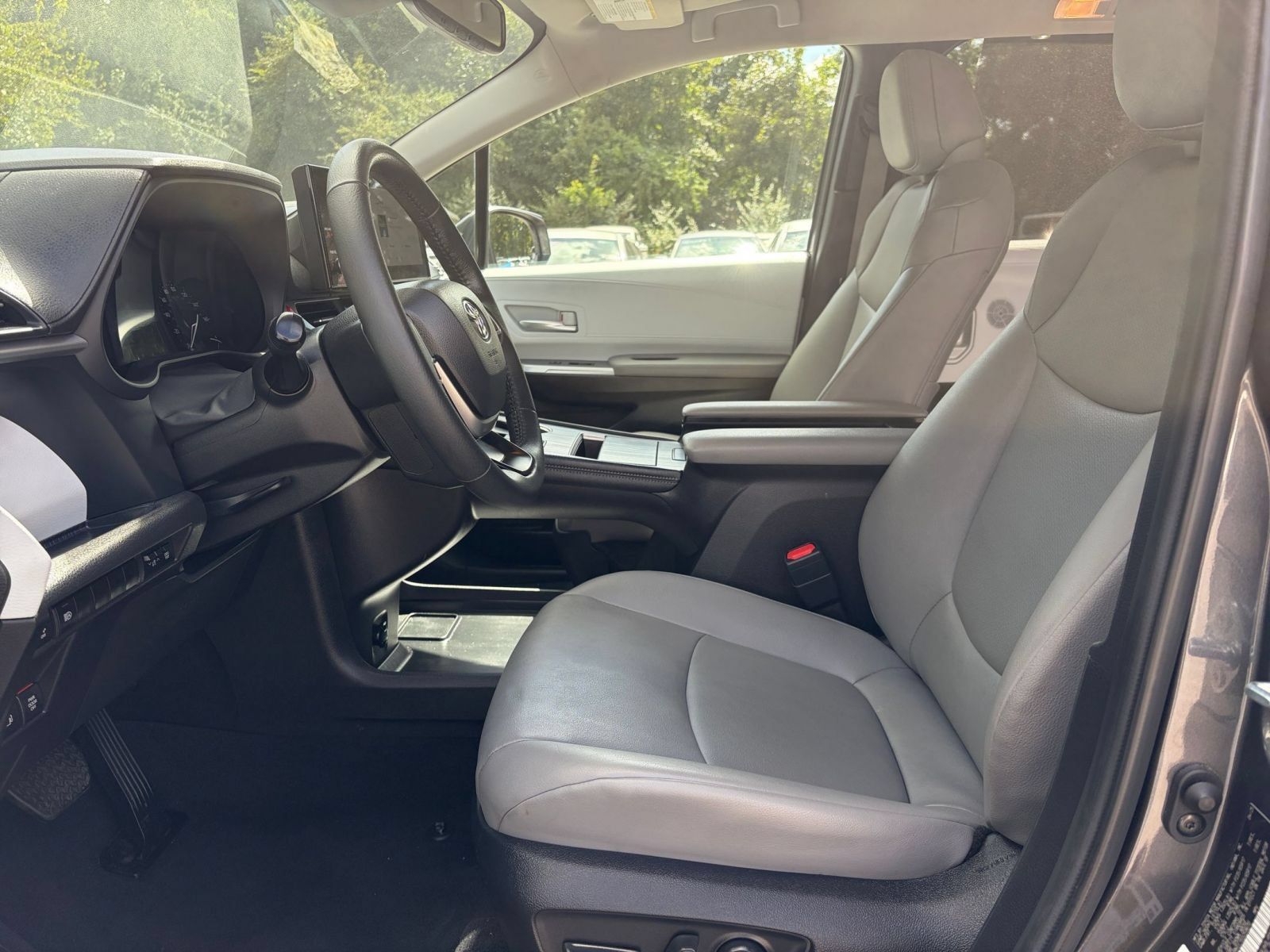Used 2025 Toyota Sienna XLE FWD image 27