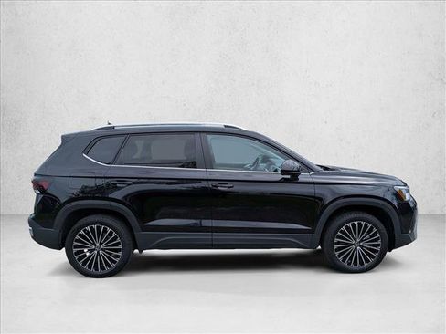 Used 2025 Volkswagen Taos SE w/ Panoramic Sunroof Package FWD image 4