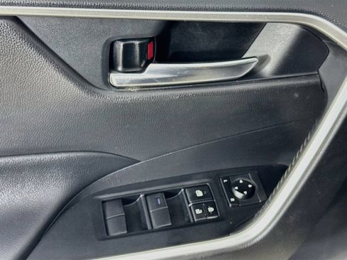 Used 2020 Toyota RAV4 XLE w/ Convenience Package FWD image 21