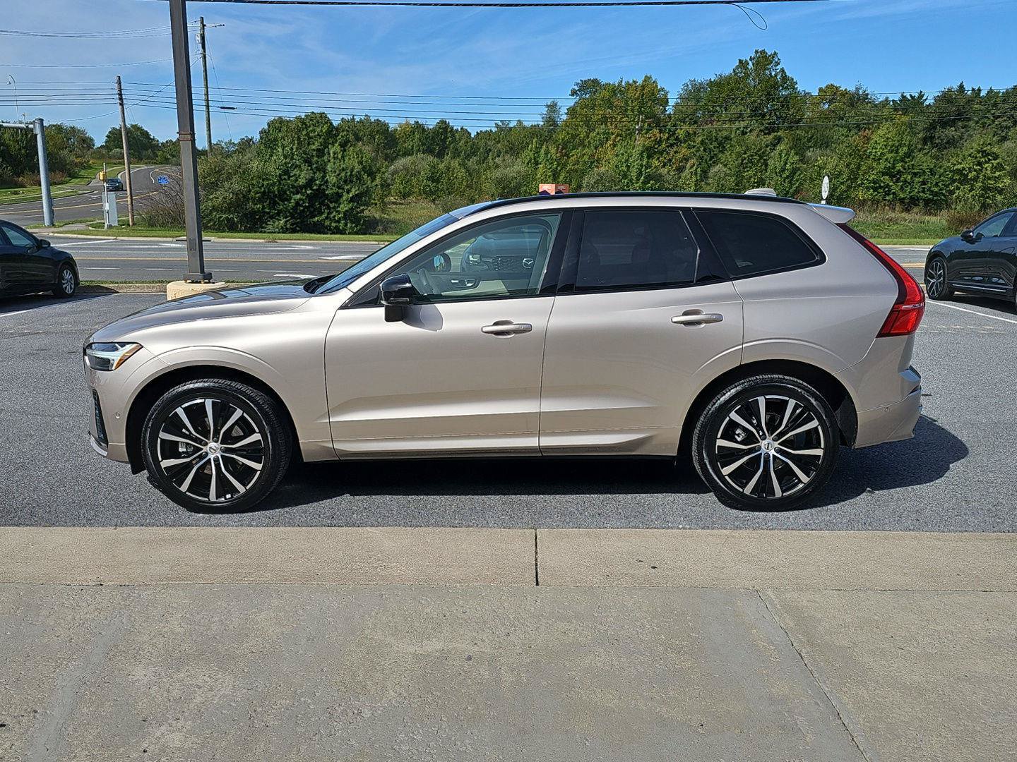Used 2024 Volvo XC60 B5 Ultimate w/ Protection Package Premier AWD/4WD image 4
