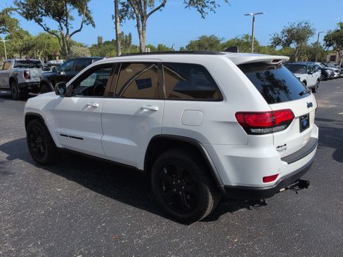 Used 2019 Jeep Grand Cherokee Laredo AWD/4WD image 6