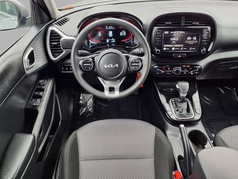 Used 2025 Kia Soul LX w/ LX Technology Package image 4