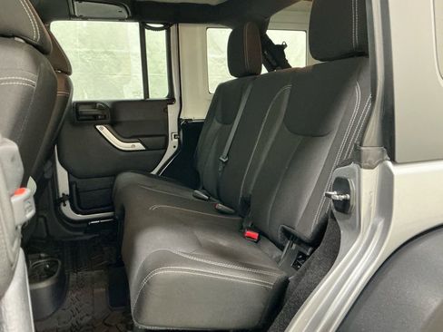 Used 2016 Jeep Wrangler Unlimited Rubicon w/ Connectivity Group image 18