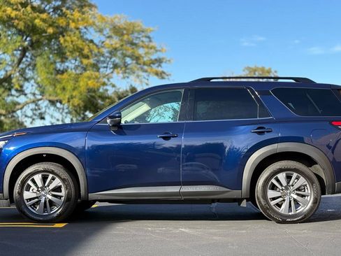 Used 2025 Nissan Pathfinder SV FWD image 4