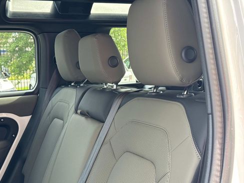 Used 2025 Land Rover Defender 110 X-Dynamic SE image 14