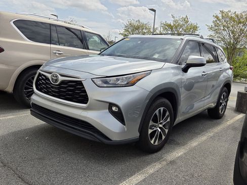 Used 2020 Toyota Highlander XLE image 1