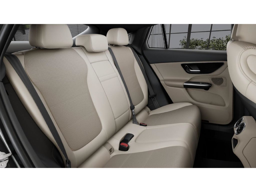 Used 2025 Mercedes-Benz GLC 300 4MATIC image 5