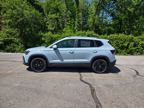 New 2026 Volkswagen Taos SE FWD image 2