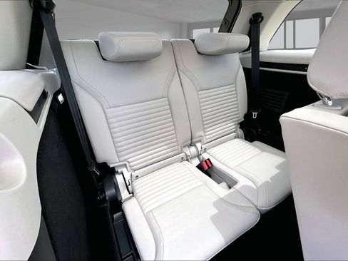 Certified 2025 Land Rover Discovery Dynamic SE AWD/4WD image 28
