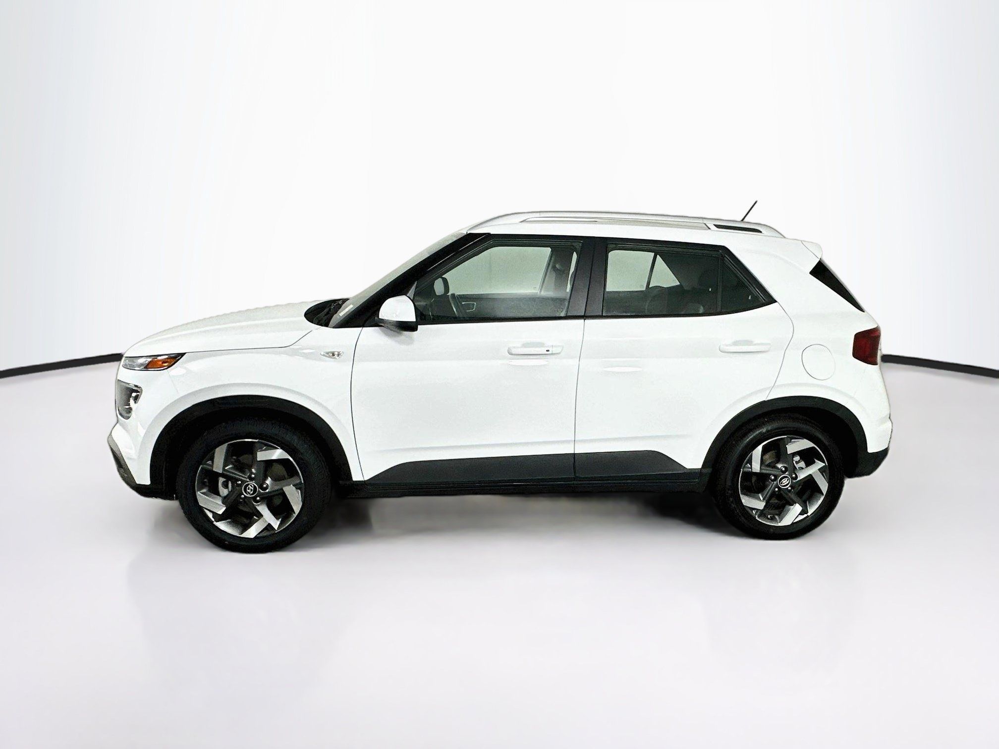 Used 2025 Hyundai Venue SEL FWD image 4
