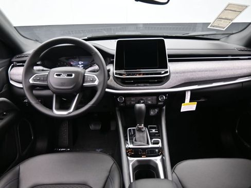 Used 2025 Jeep Compass Latitude image 32