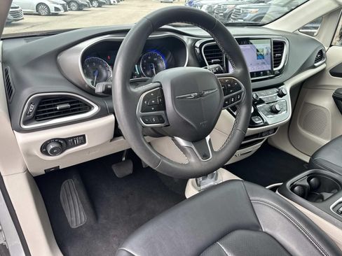 Used 2024 Chrysler Pacifica Touring-L FWD image 19