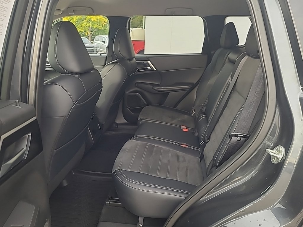 Used 2024 Mitsubishi Outlander SE AWD/4WD image 16