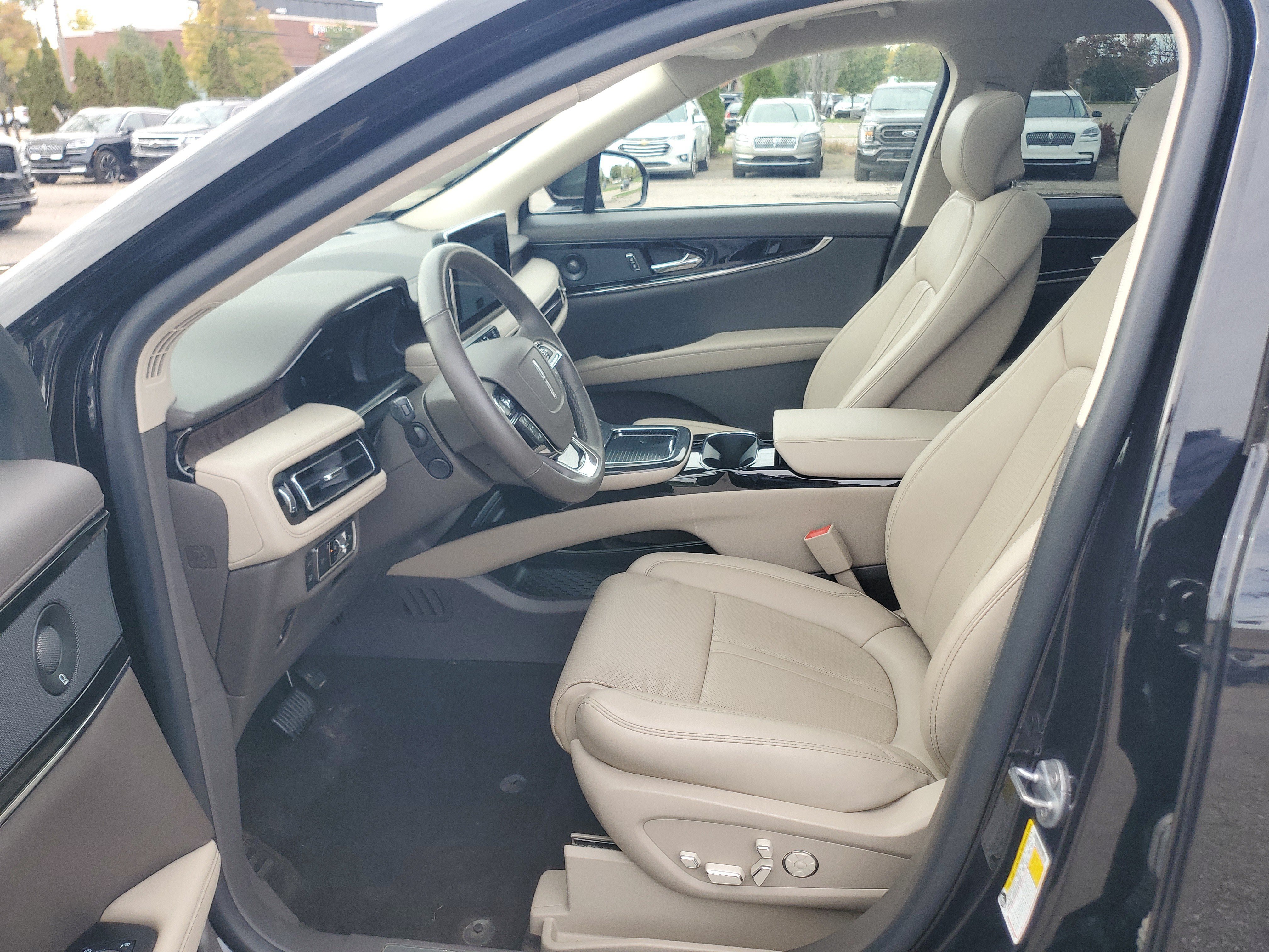 Used 2023 Lincoln Nautilus Reserve w/ Equipment Group 201A AWD/4WD image 12