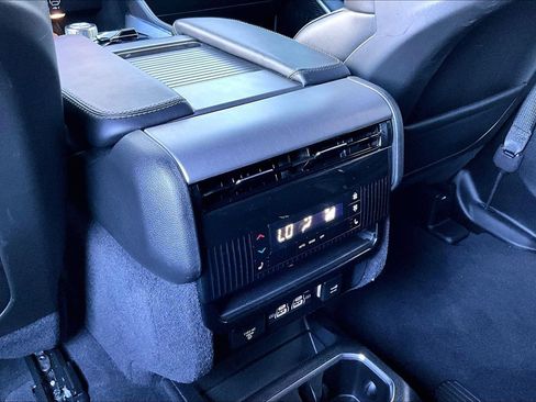 Used 2024 Jeep Wagoneer L Series II w/ Convenience Group I image 34