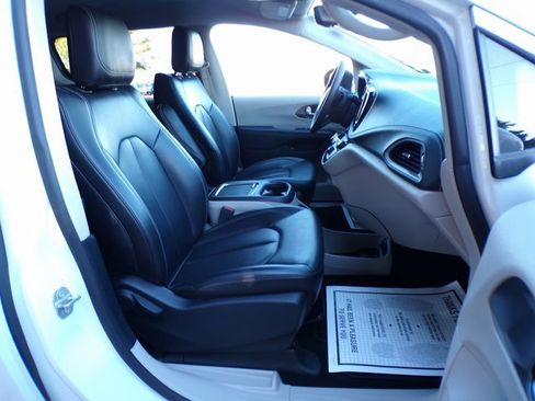 Used 2023 Chrysler Pacifica Touring-L image 15