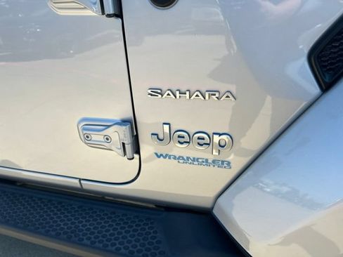 Used 2022 Jeep Wrangler Unlimited Sahara w/ Cold Weather Group AWD/4WD image 17
