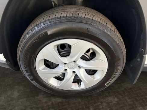 Used 2024 Toyota RAV4 LE AWD/4WD image 32