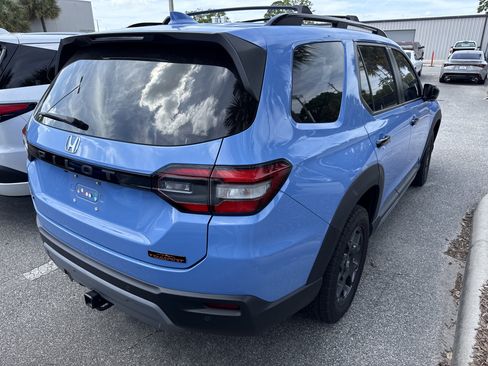 Used 2023 Honda Pilot TrailSport image 2