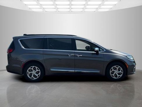 Certified 2023 Chrysler Pacifica Limited w/ Trailer Tow Group AWD/4WD image 8