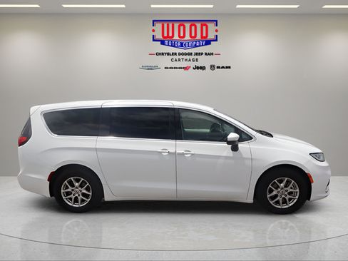 Used 2023 Chrysler Pacifica Touring-L FWD image 2