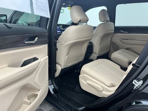 Used 2023 Jeep Grand Cherokee L Limited w/ Luxury Tech Group II AWD/4WD image 38