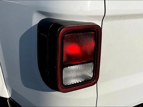 Used 2023 Jeep Gladiator Overland AWD/4WD image 24