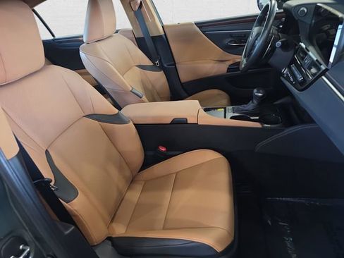 Certified 2025 Lexus ES 300h w/ Premium Package image 10