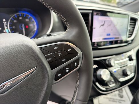 Used 2025 Chrysler Pacifica Select FWD image 19