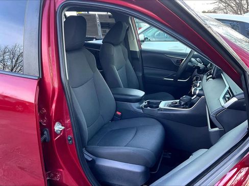 Used 2019 Toyota RAV4 LE w/ Carpet Mat Package image 8