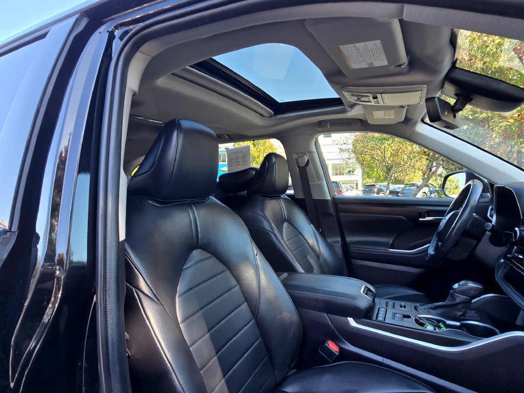 Used 2022 Toyota Highlander XLE AWD/4WD image 12